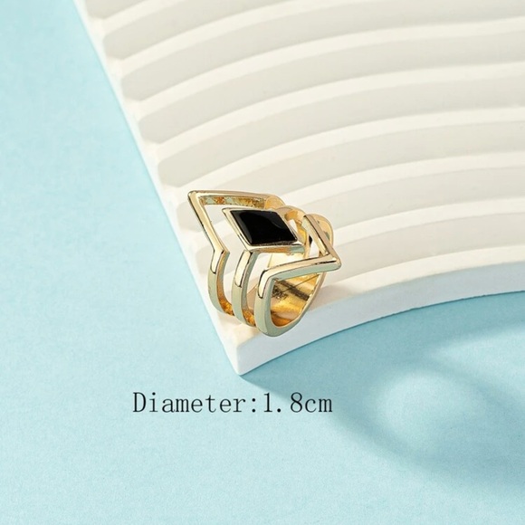 5/20$ Yellow Gold Geometric Decor Ring ♠️ - Picture 3 of 3